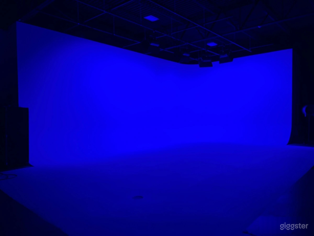 Professional Photo/Video Studio (40’x25’) Cyclorama Stage Photo 2