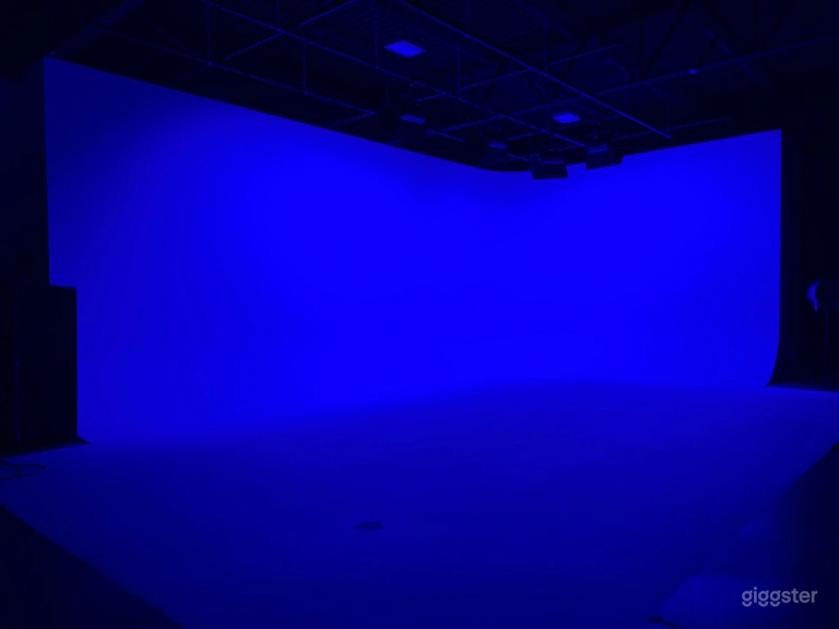  Studio photo/vidéo professionnel (40’x25’) avec scène cyclorama 