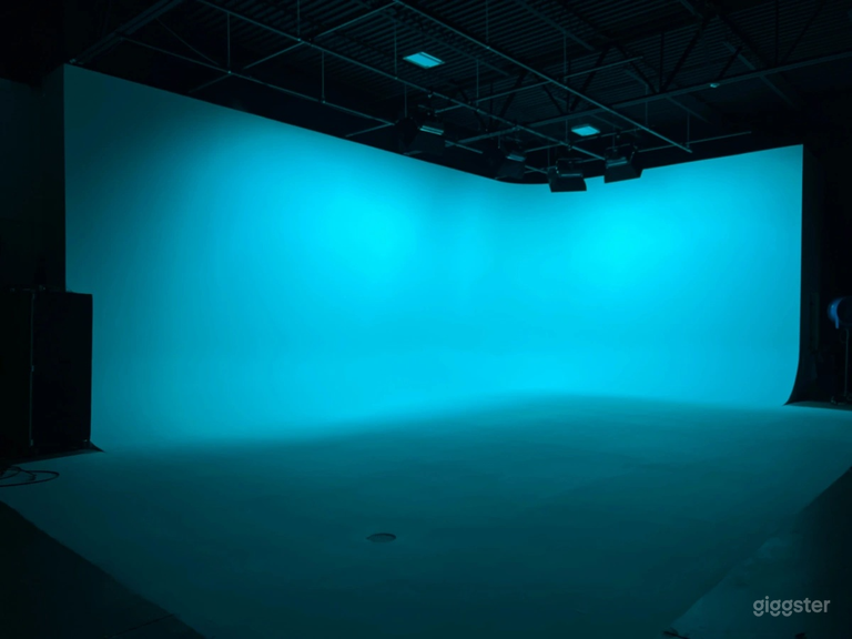  Studio photo/vidéo professionnel (40’x25’) avec scène cyclorama 
