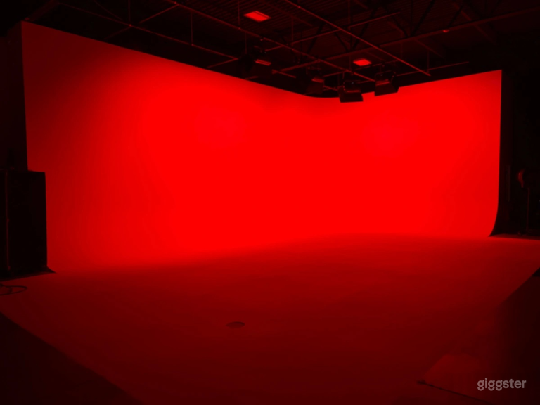  Studio photo/vidéo professionnel (40’x25’) avec scène cyclorama 