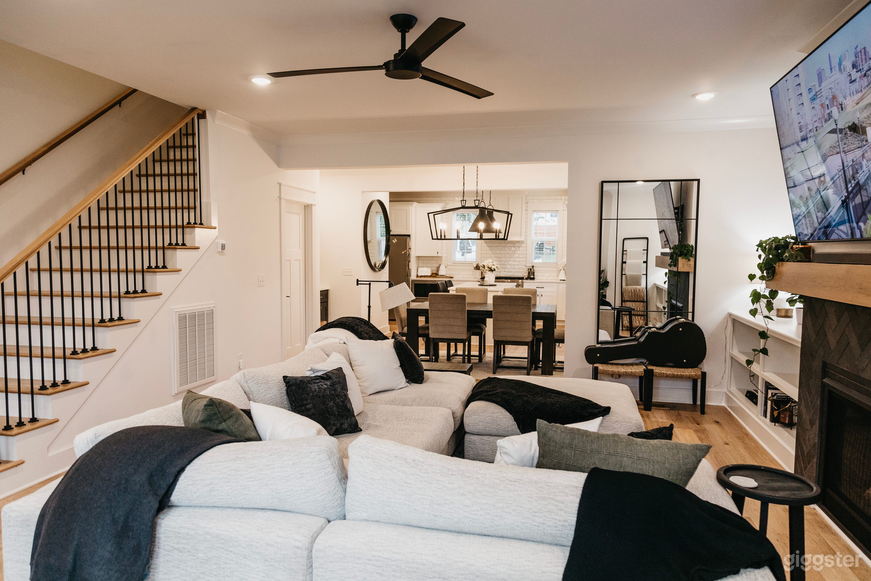 Amazing Tudor House Photo 4