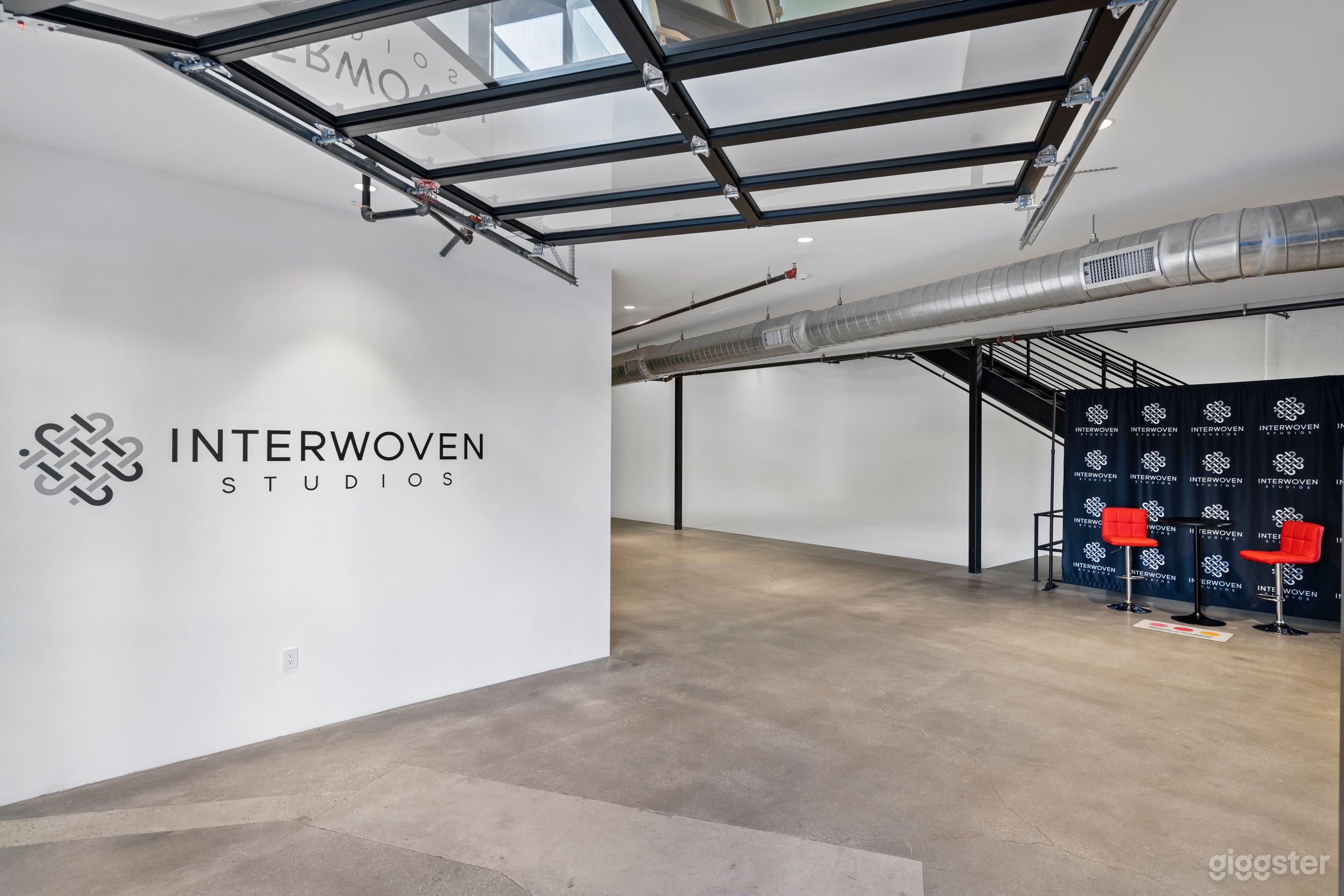 LUXURY WESTIDE STUDIO | OVERSIZED WHITE CYC Photo 3