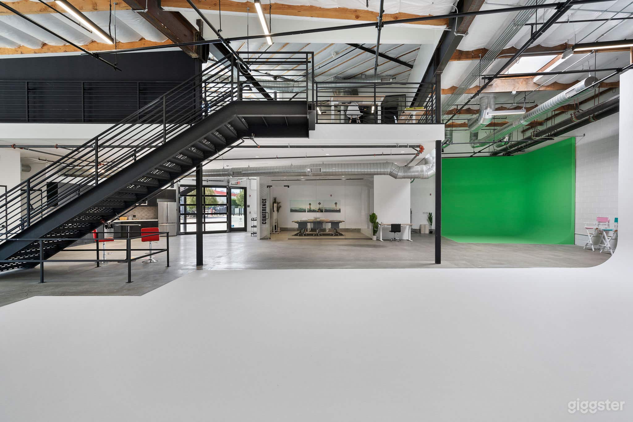 LUXURY WESTIDE STUDIO | OVERSIZED WHITE CYC Photo 2