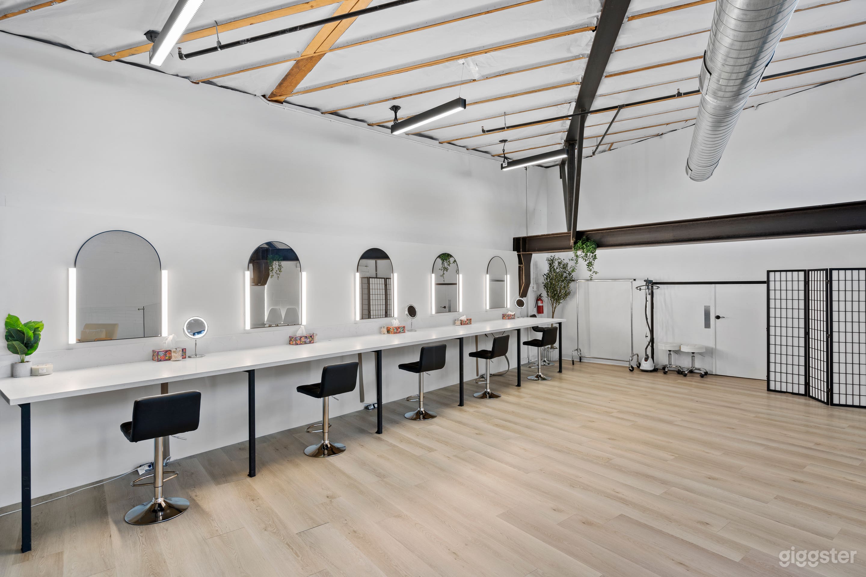 LUXURY WESTIDE STUDIO | OVERSIZED WHITE CYC Photo 4