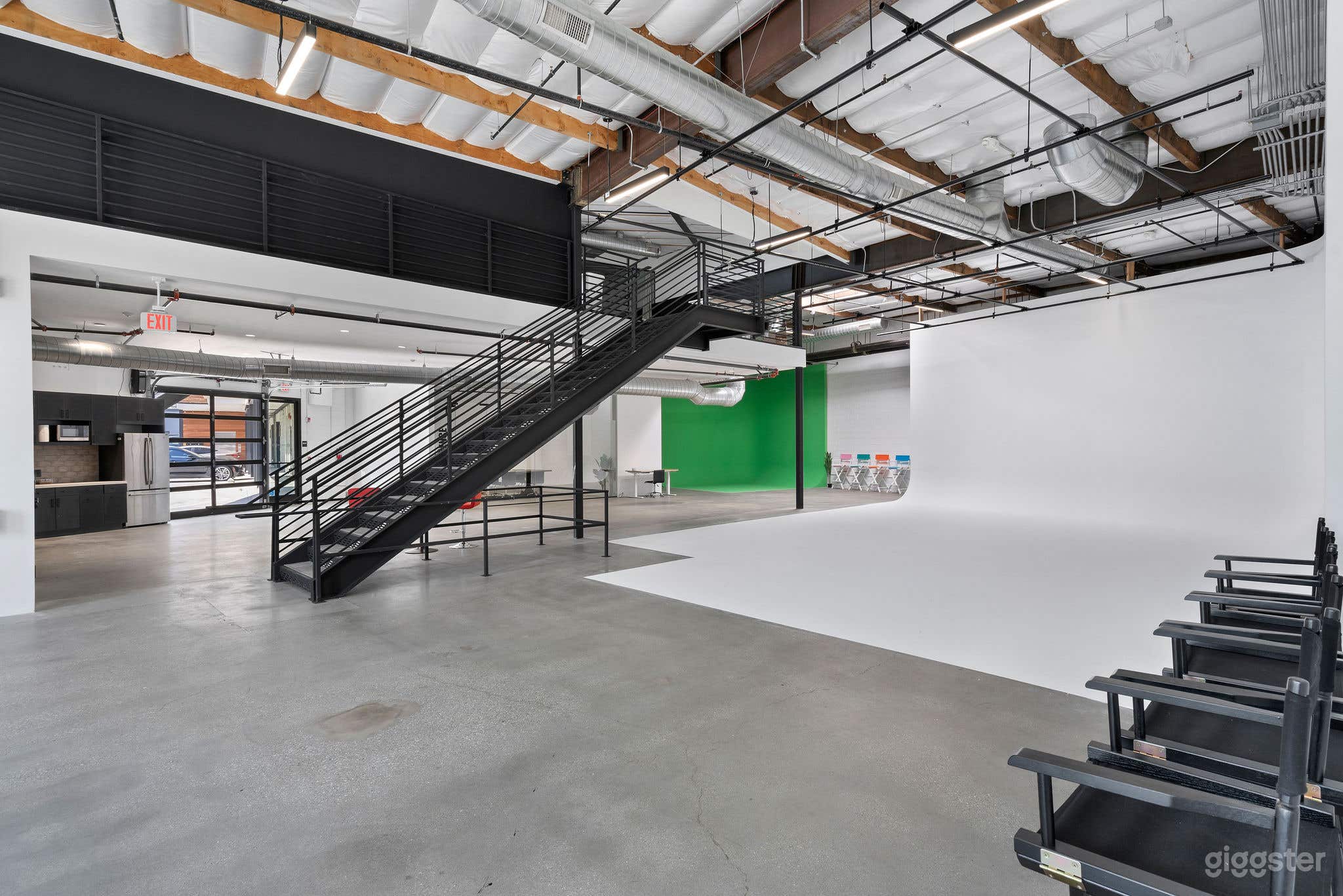 LUXURY WESTIDE STUDIO | OVERSIZED WHITE CYC Photo 1