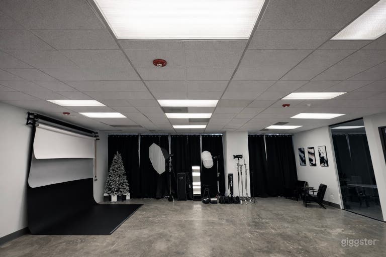  Modern Space in North Dallas with Kitchen & Natural Light 