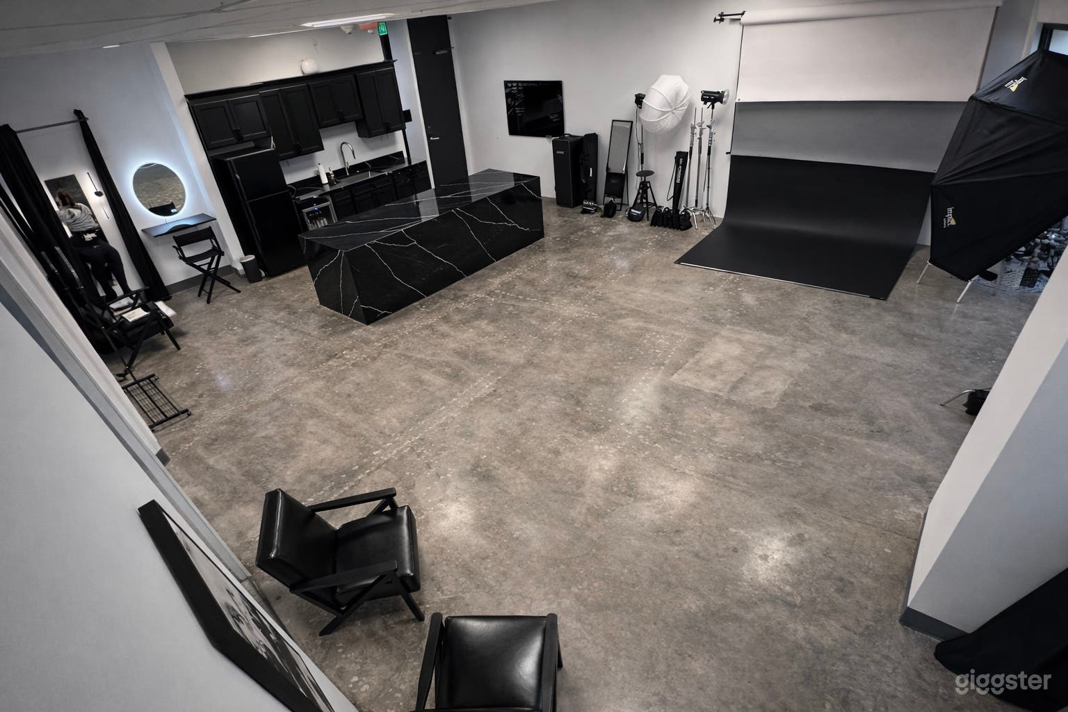 Modern Space in North Dallas with Kitchen & Natural Light Photo 2