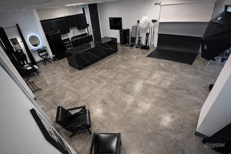  Modern Space in North Dallas with Kitchen & Natural Light 