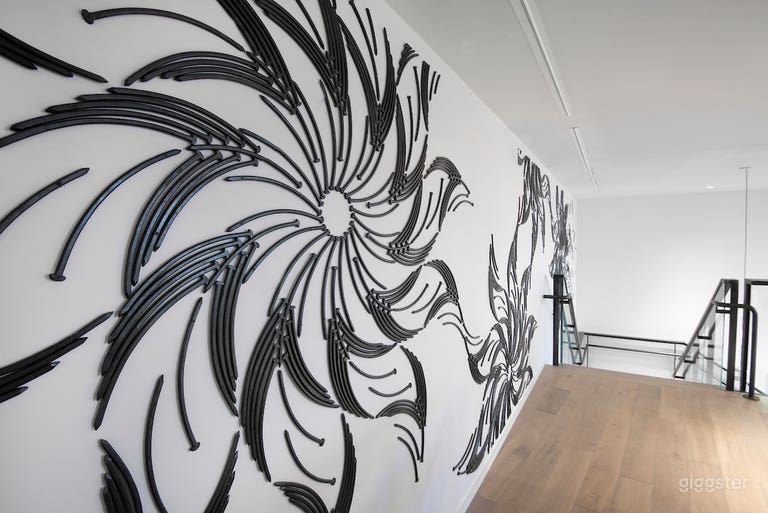  Stylish Mezzanine Lounge in Boston 