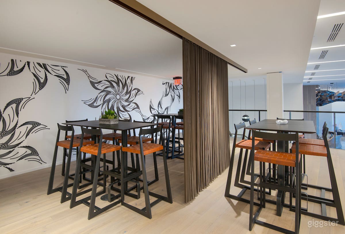 Stylish Mezzanine Lounge in Boston Photo 4