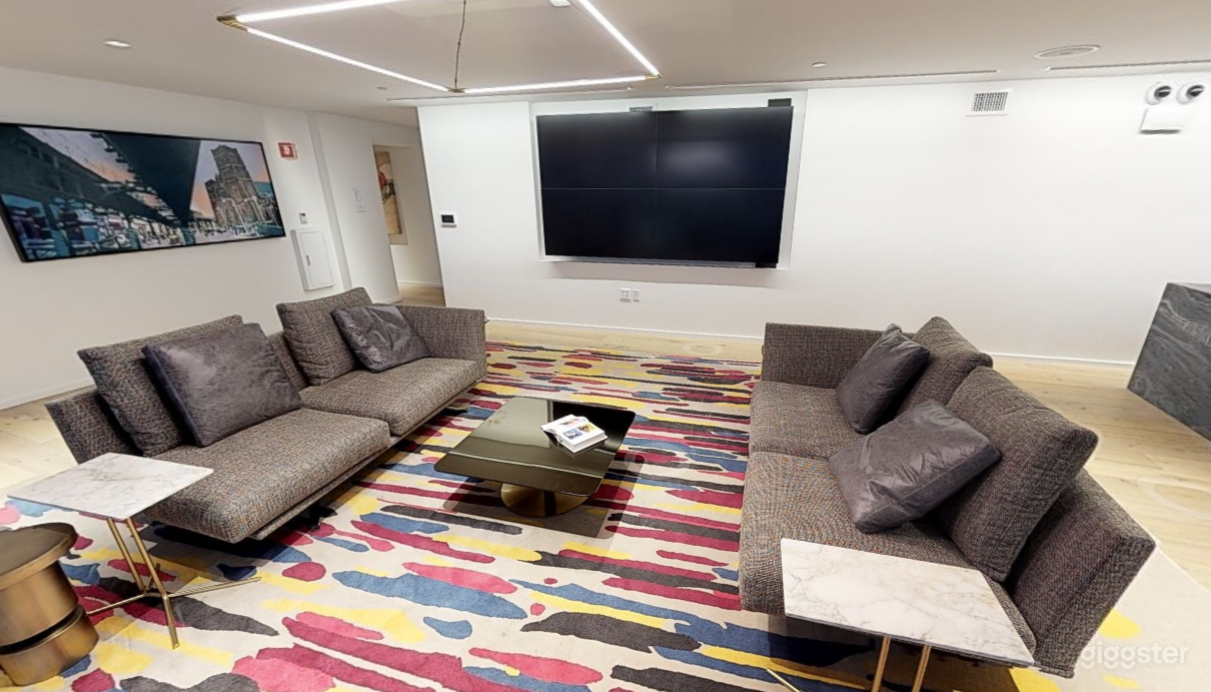 Stylish Mezzanine Lounge in Boston Photo 2