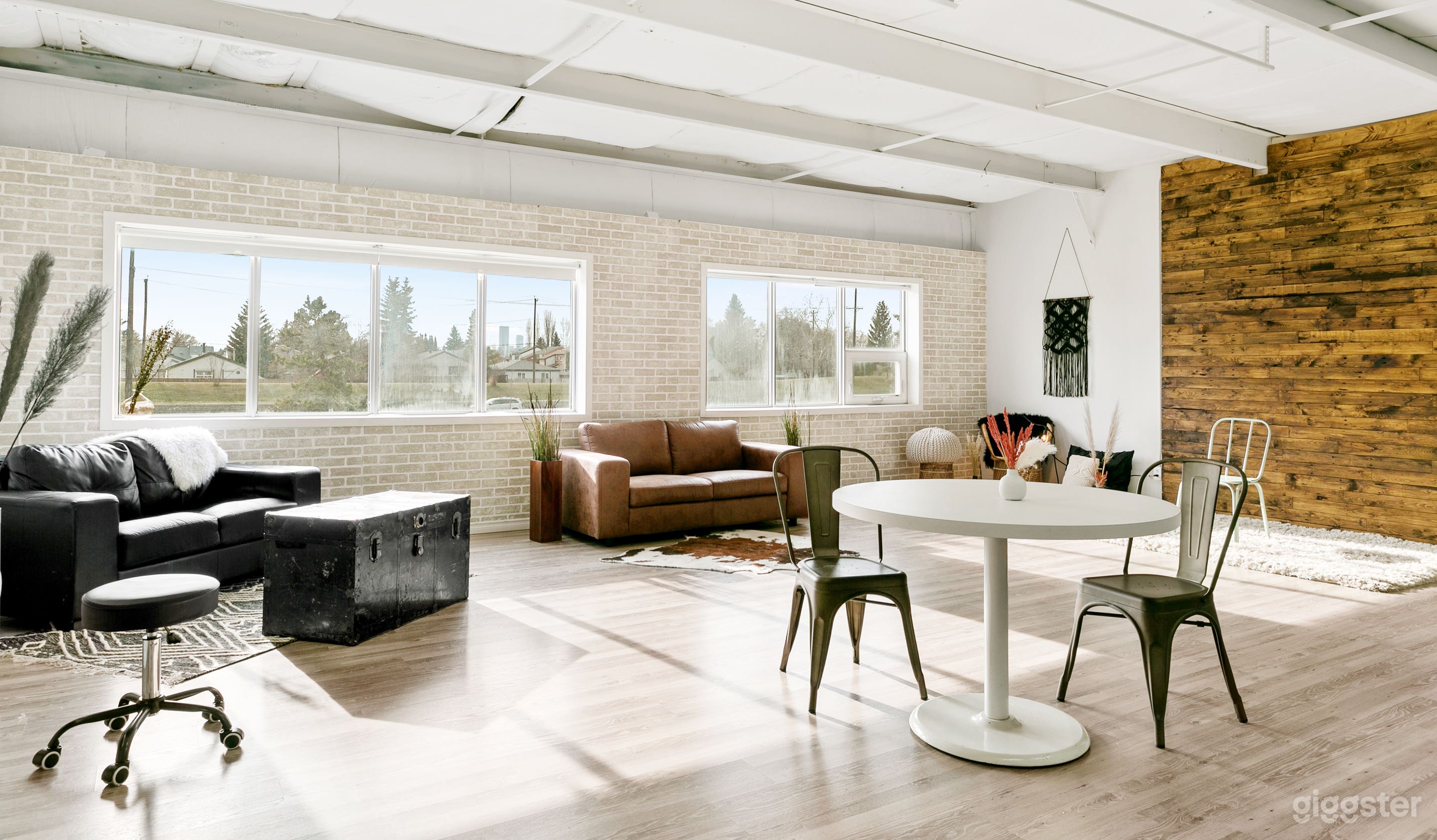 West facing windows for lots of natural light