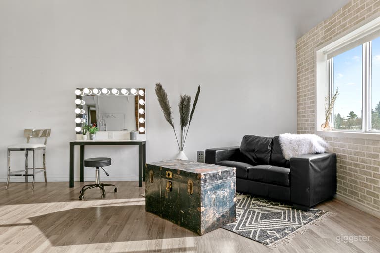  Various studio props included 