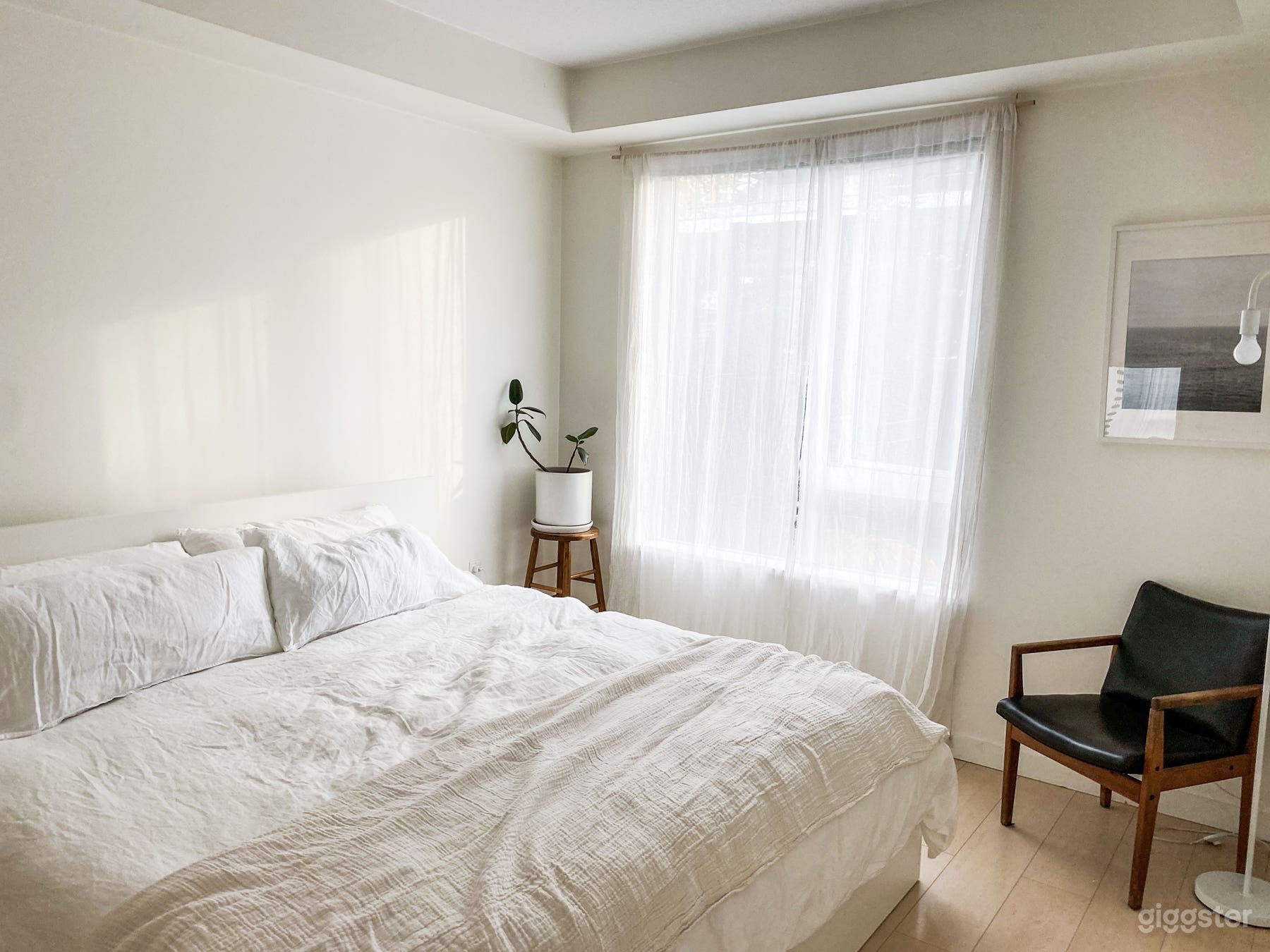 Minimalist Condo With Beautiful Light Photo 2