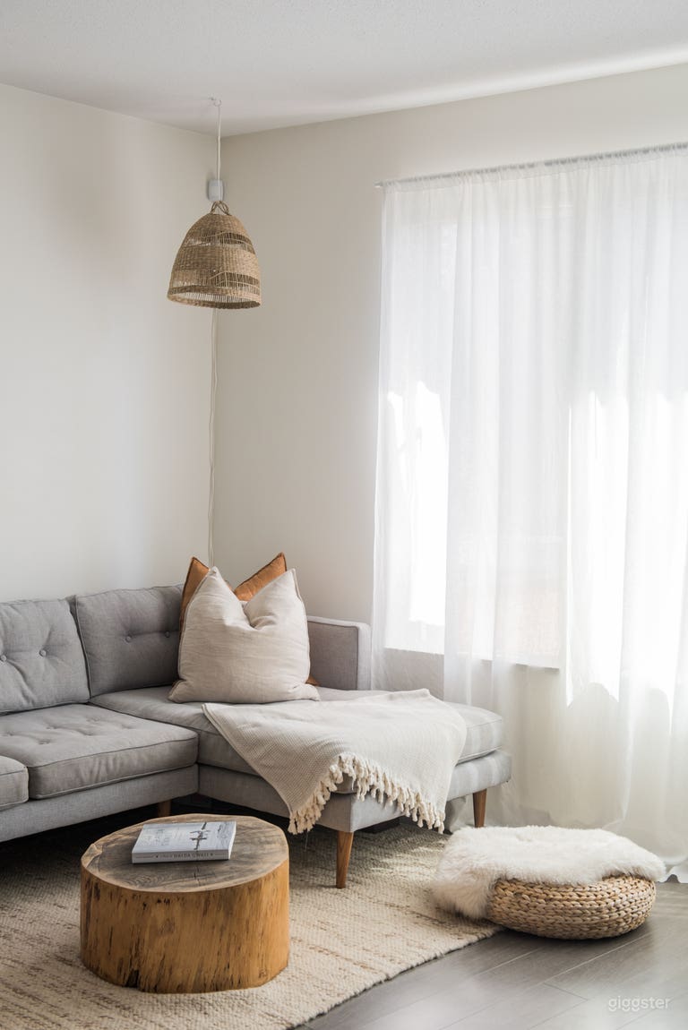  Minimalist Condo With Beautiful Light 