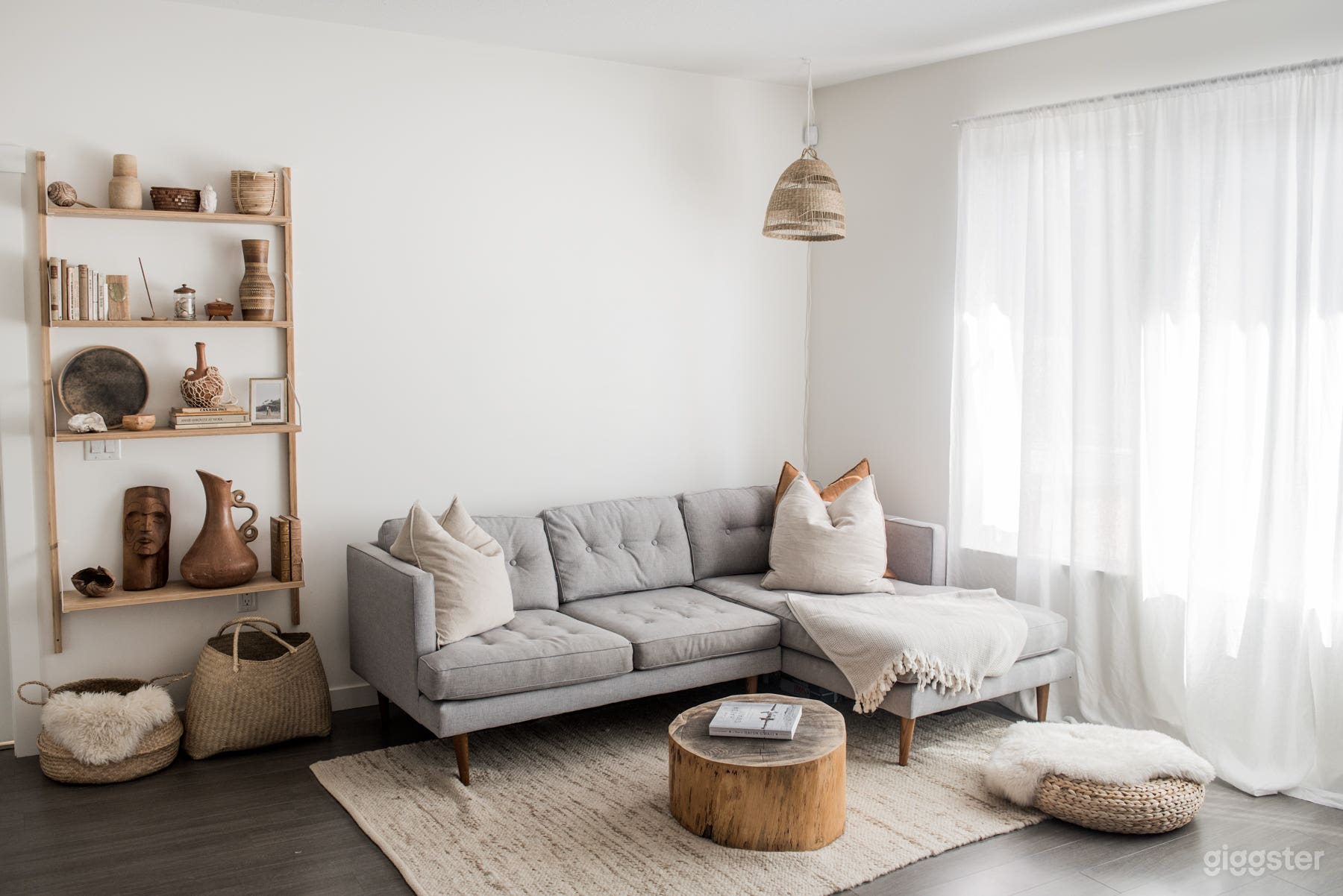 Minimalist Condo With Beautiful Light Photo 1