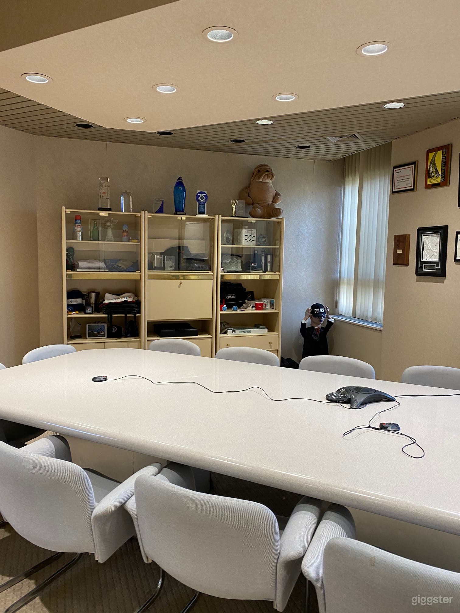 Ground floor office with conference room, cubicles, etc Photo 2