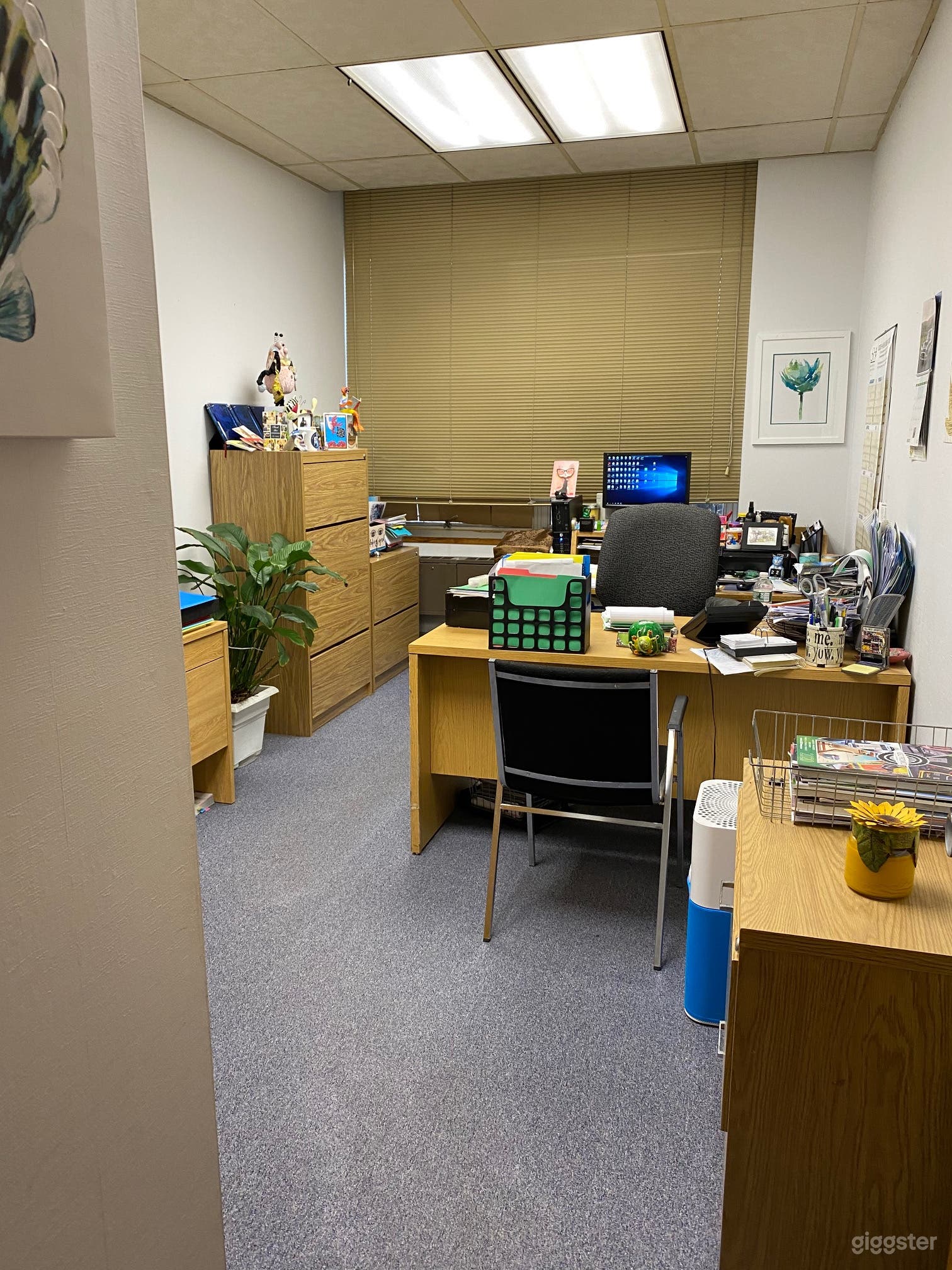 Ground floor office with conference room, cubicles, etc Photo 3