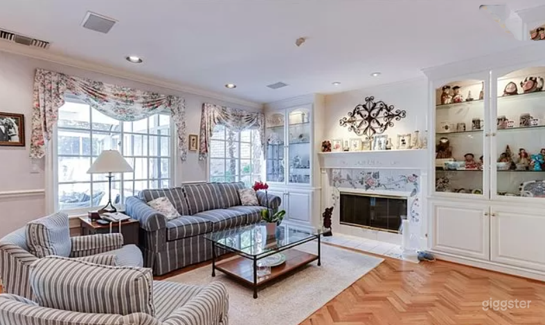 Stunning Western Styled House Photo 1