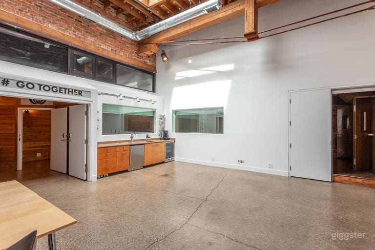  Industrial Loft Studio with Natural Light 