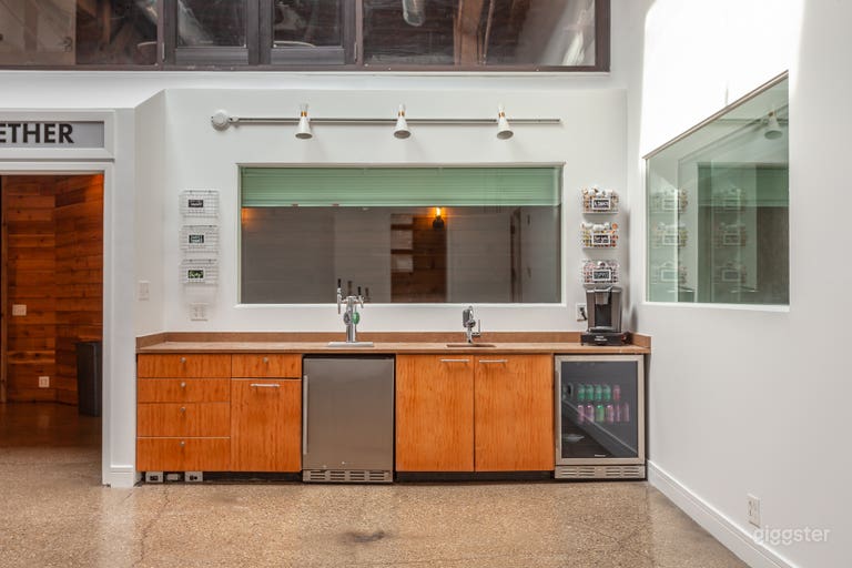  Industrial Loft Studio with Natural Light 