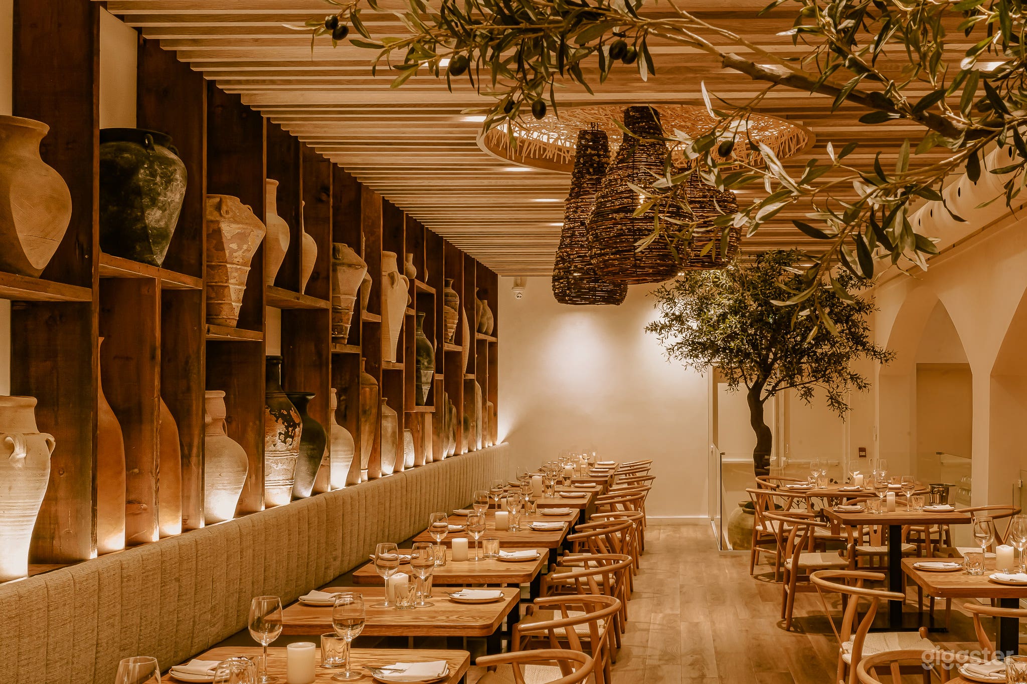 5000 Square-Foot Premier Restaurant Toronto  Photo 3