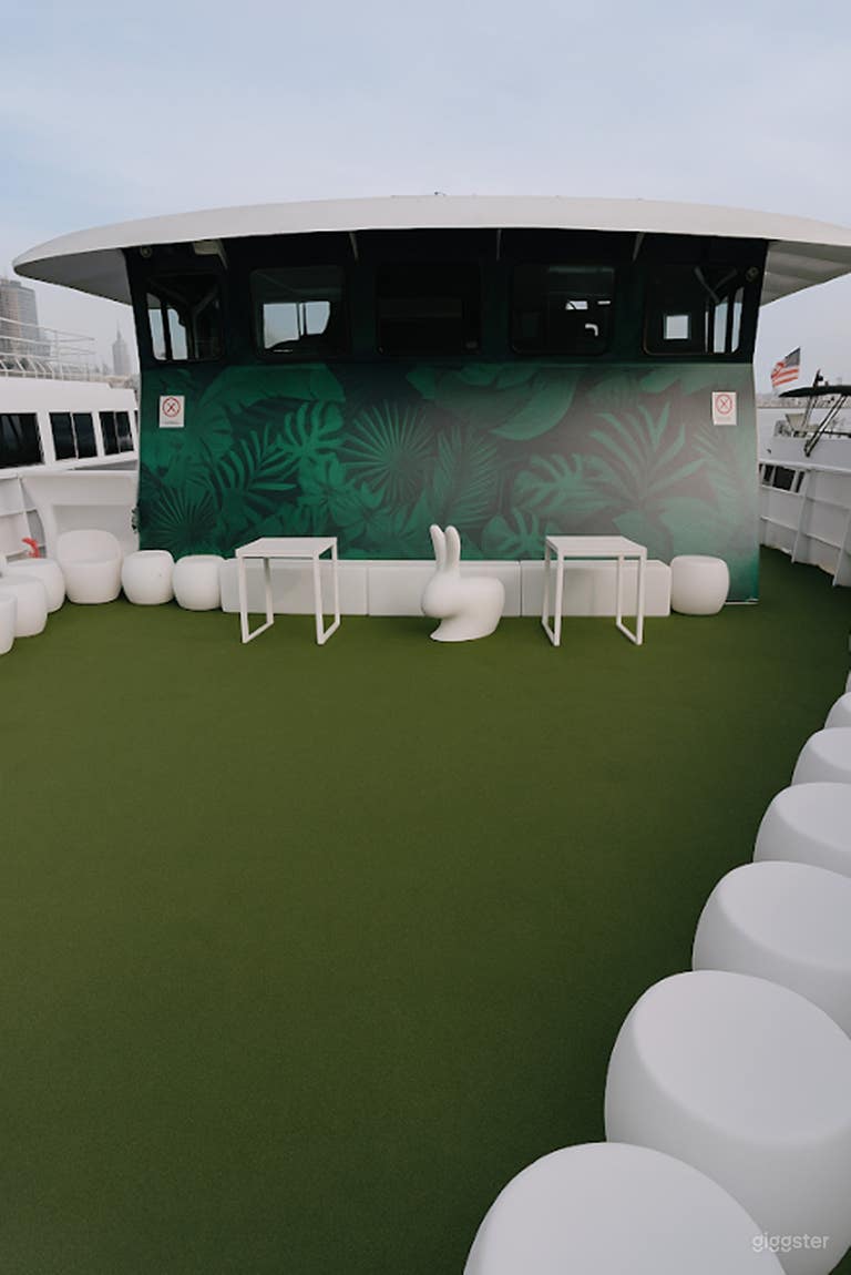  An Unrivaled Rooftop Yacht Nightclub Experience 