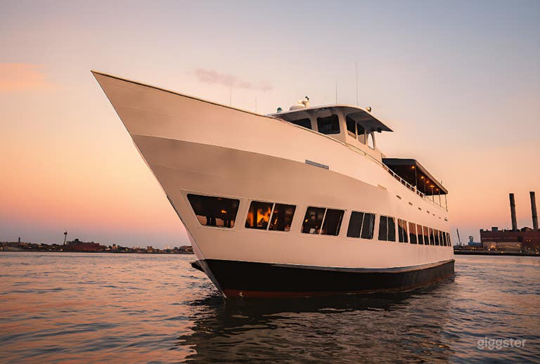  An Unrivaled Rooftop Yacht Nightclub Experience 