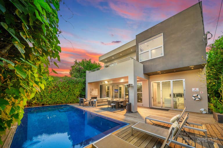  Villa moderna a WeHo con piscina, focolare e design open-concept 