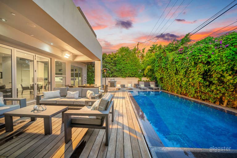 Villa moderna a WeHo con piscina, focolare e design open-concept 