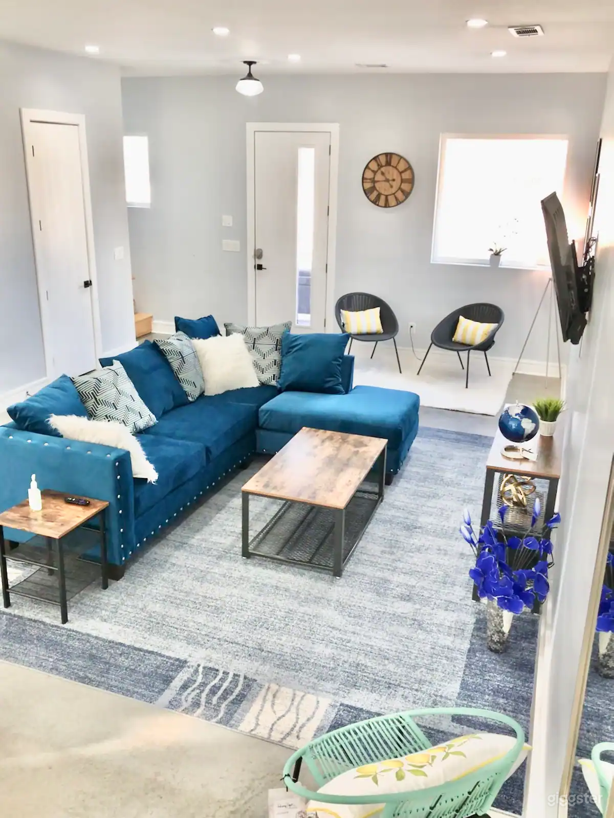 Luxury Downtown Contemporary Style Villa Photo 2