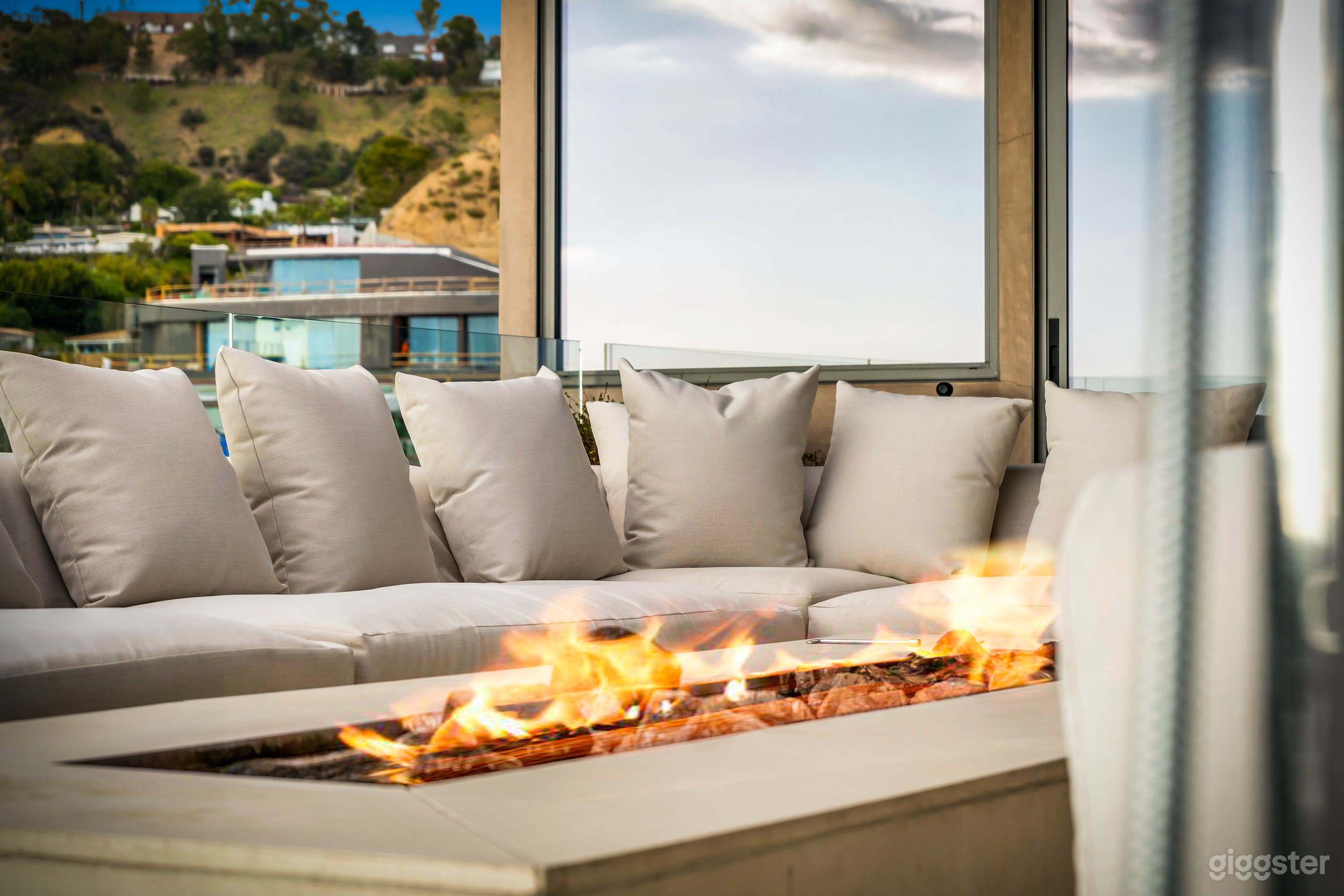  CITY VIEW OASIS: BLUE JAY MODERN FOR PRODUCTIONS Photo 4