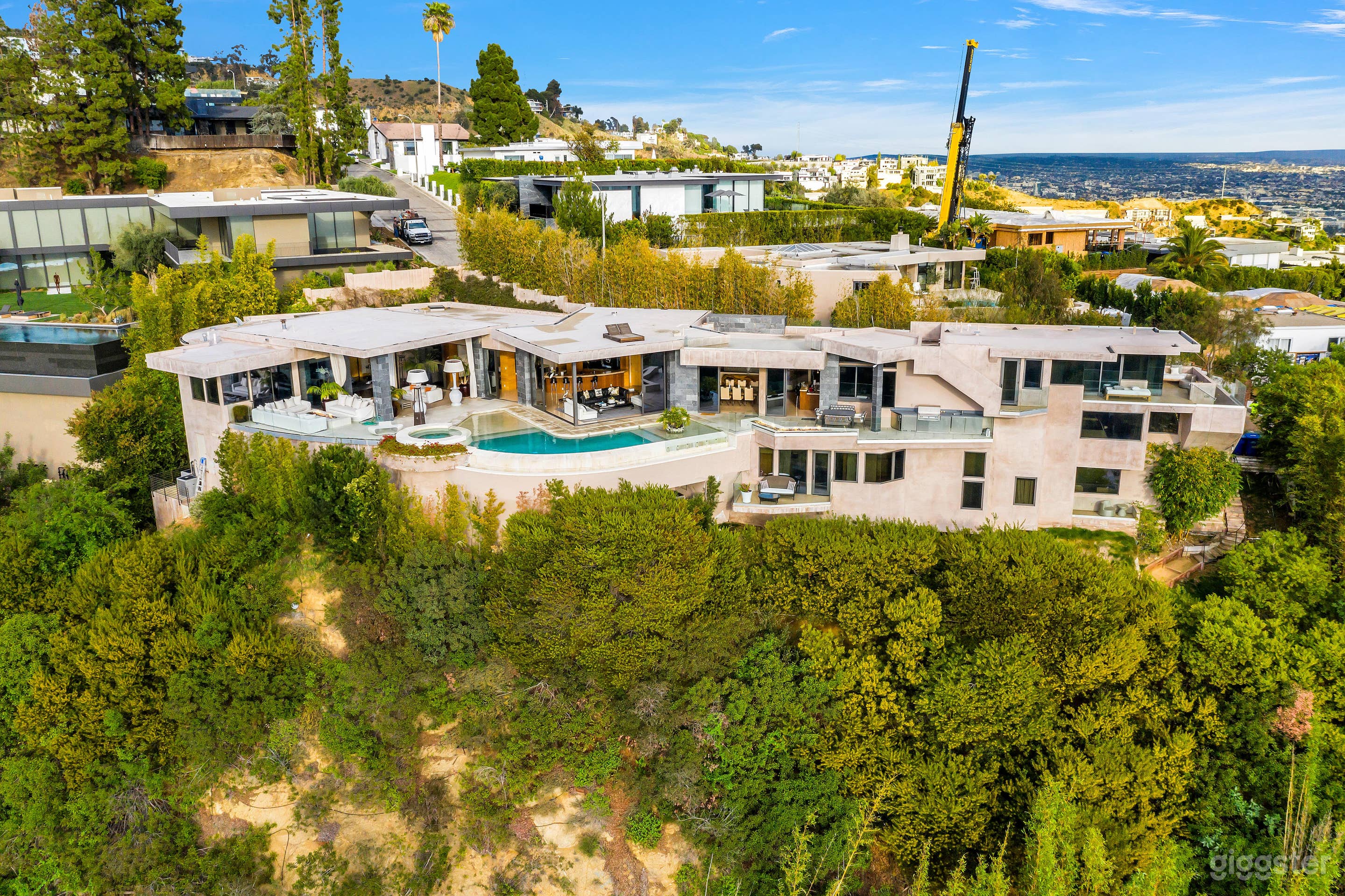  CITY VIEW OASIS: BLUE JAY MODERN FOR PRODUCTIONS Photo 3