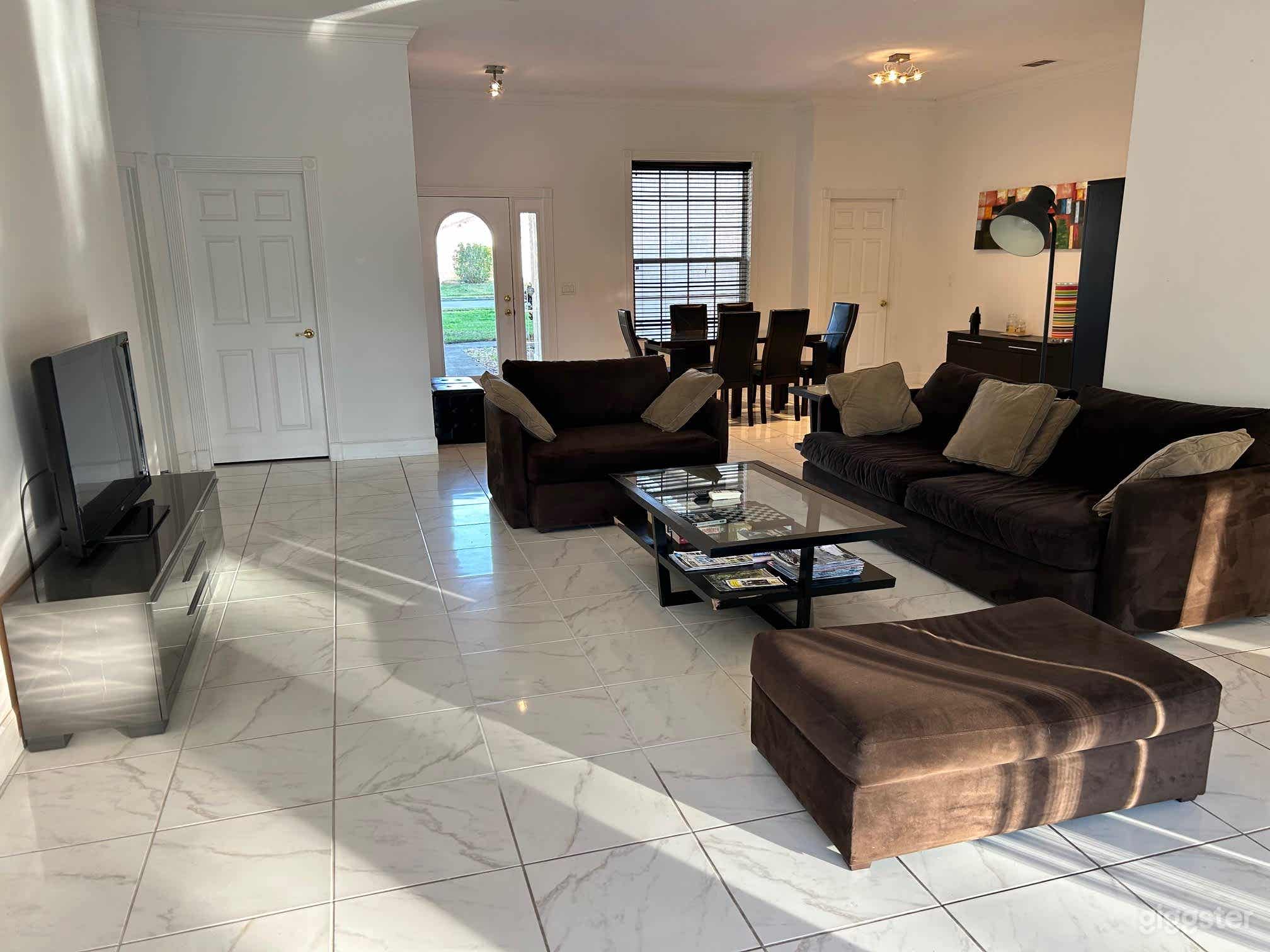 Minimalist Clermont House with Lake View Photo 2