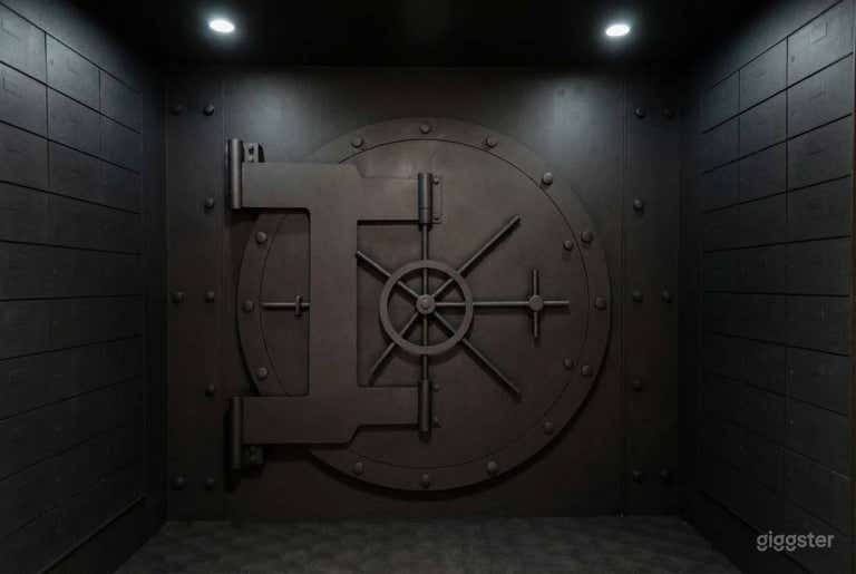  Estudio con puerta de bóveda bancaria industrial con toque cinematográfico 