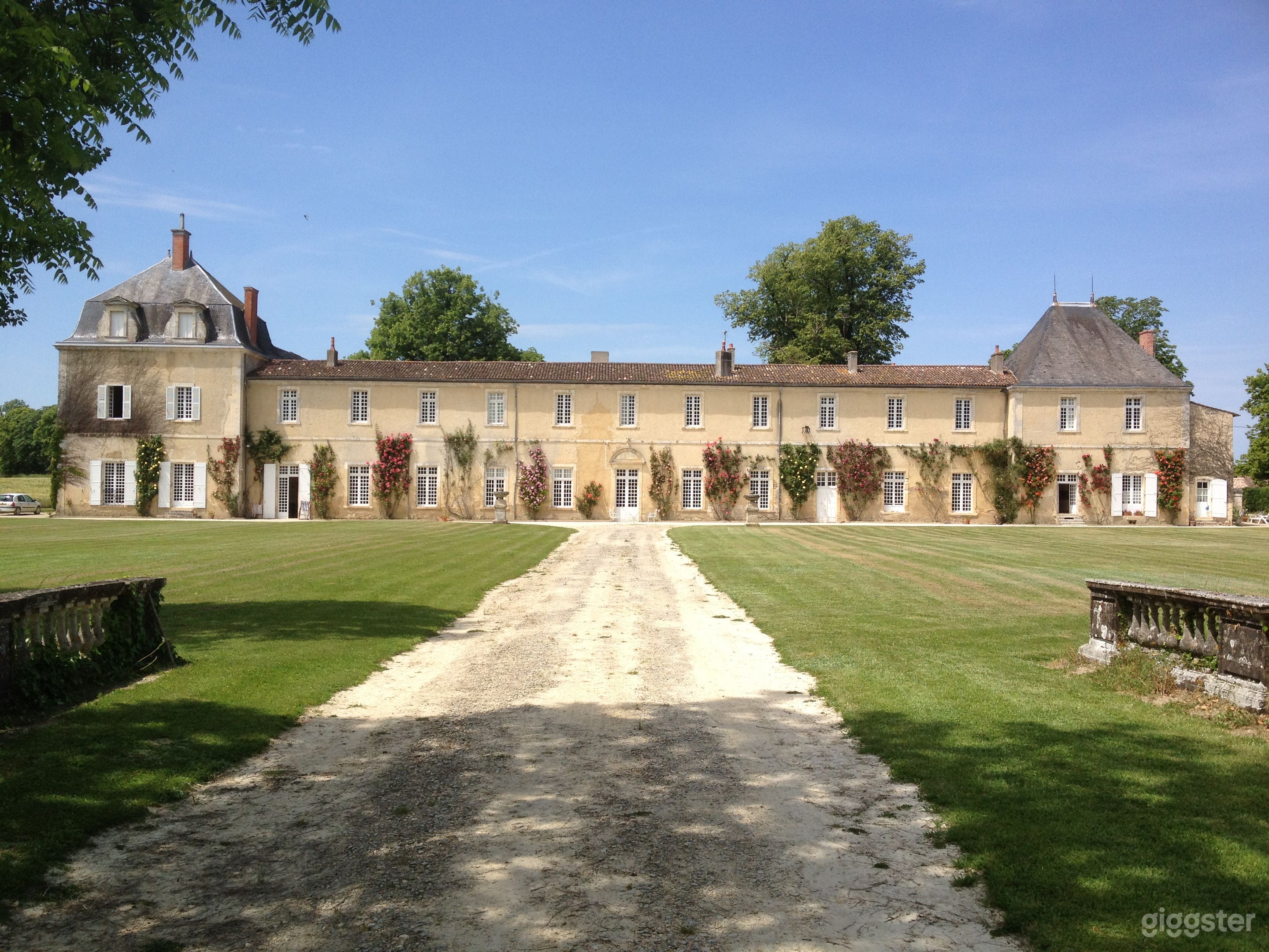 Photo de Former Abbey with Numerous Fitted Spaces 1