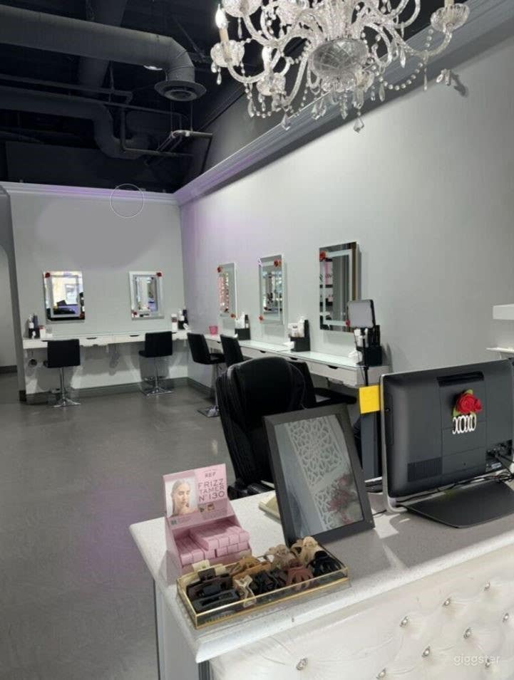 Luxury Lounge Salon Photo 2