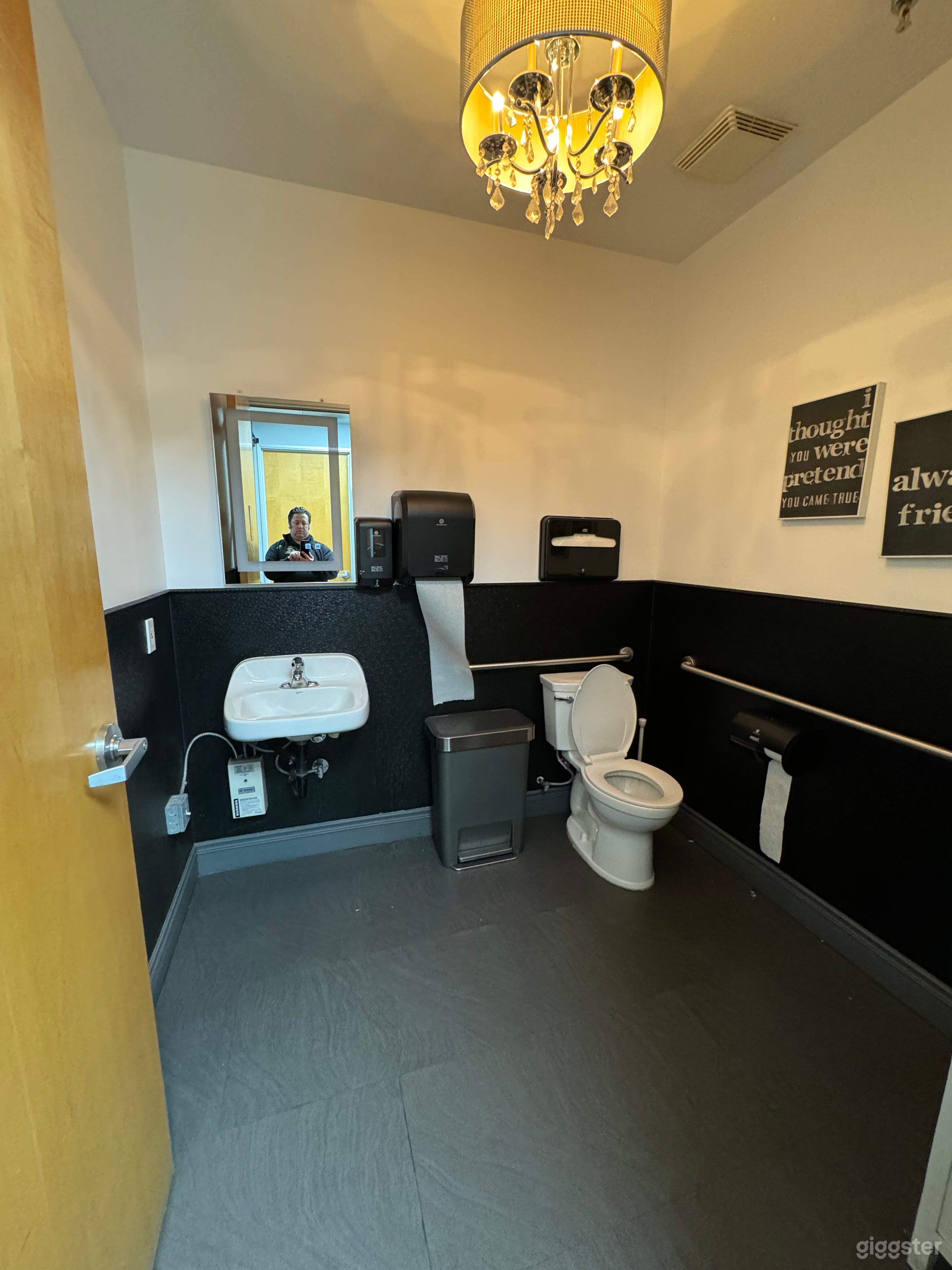 Luxury Lounge Salon Photo 4