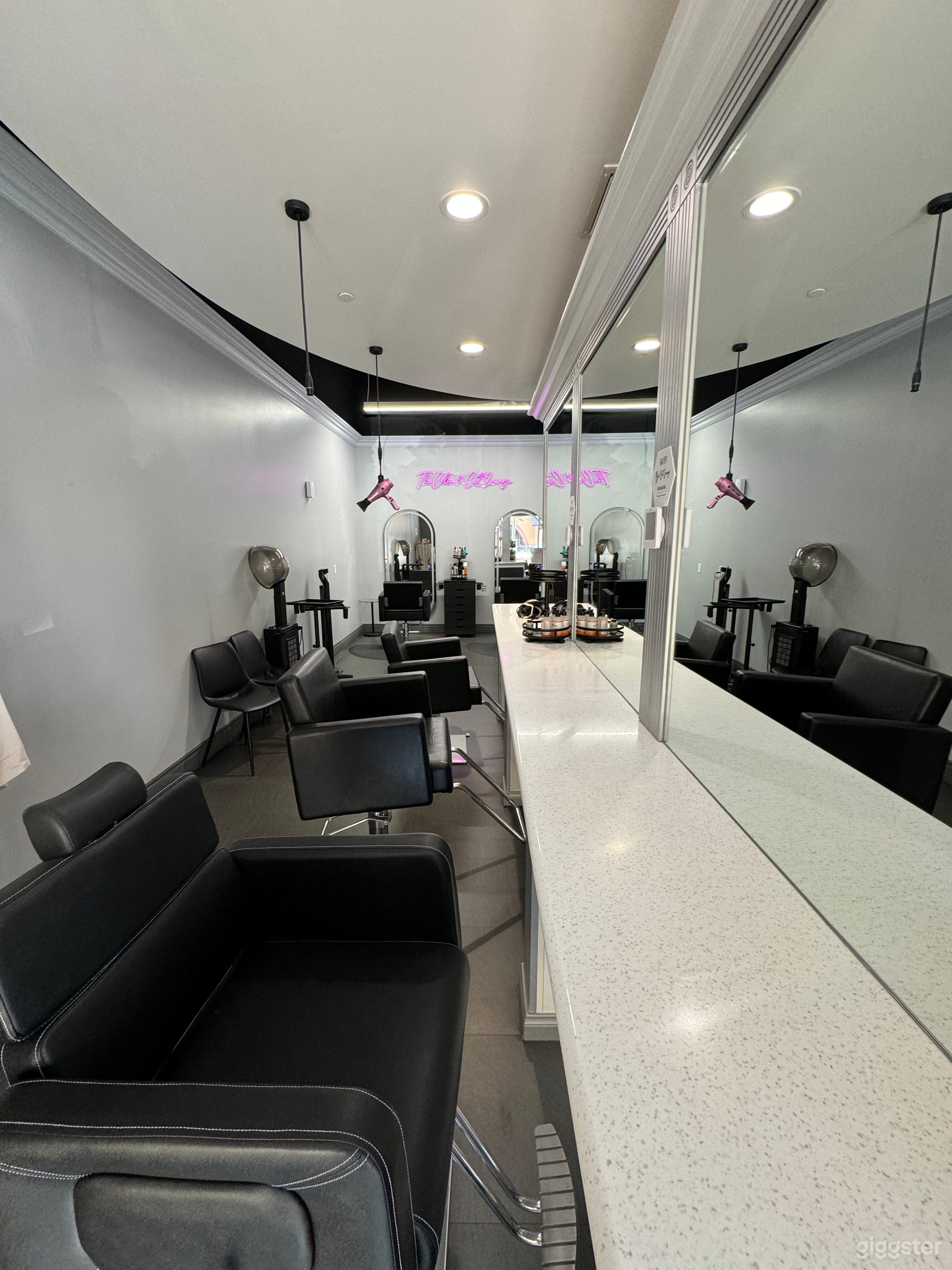 Luxury Lounge Salon Photo 3