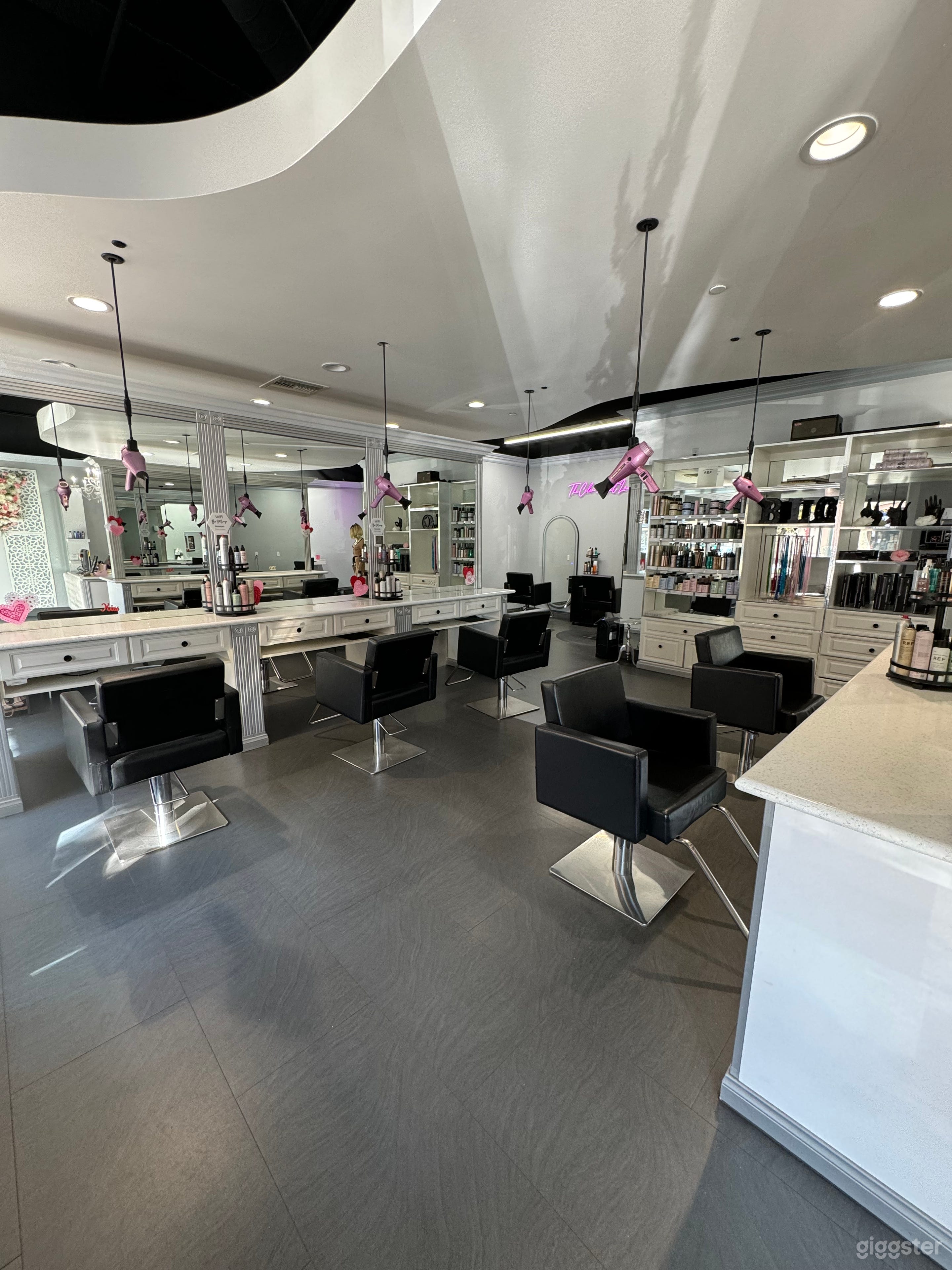 Luxury Lounge Salon Photo 1