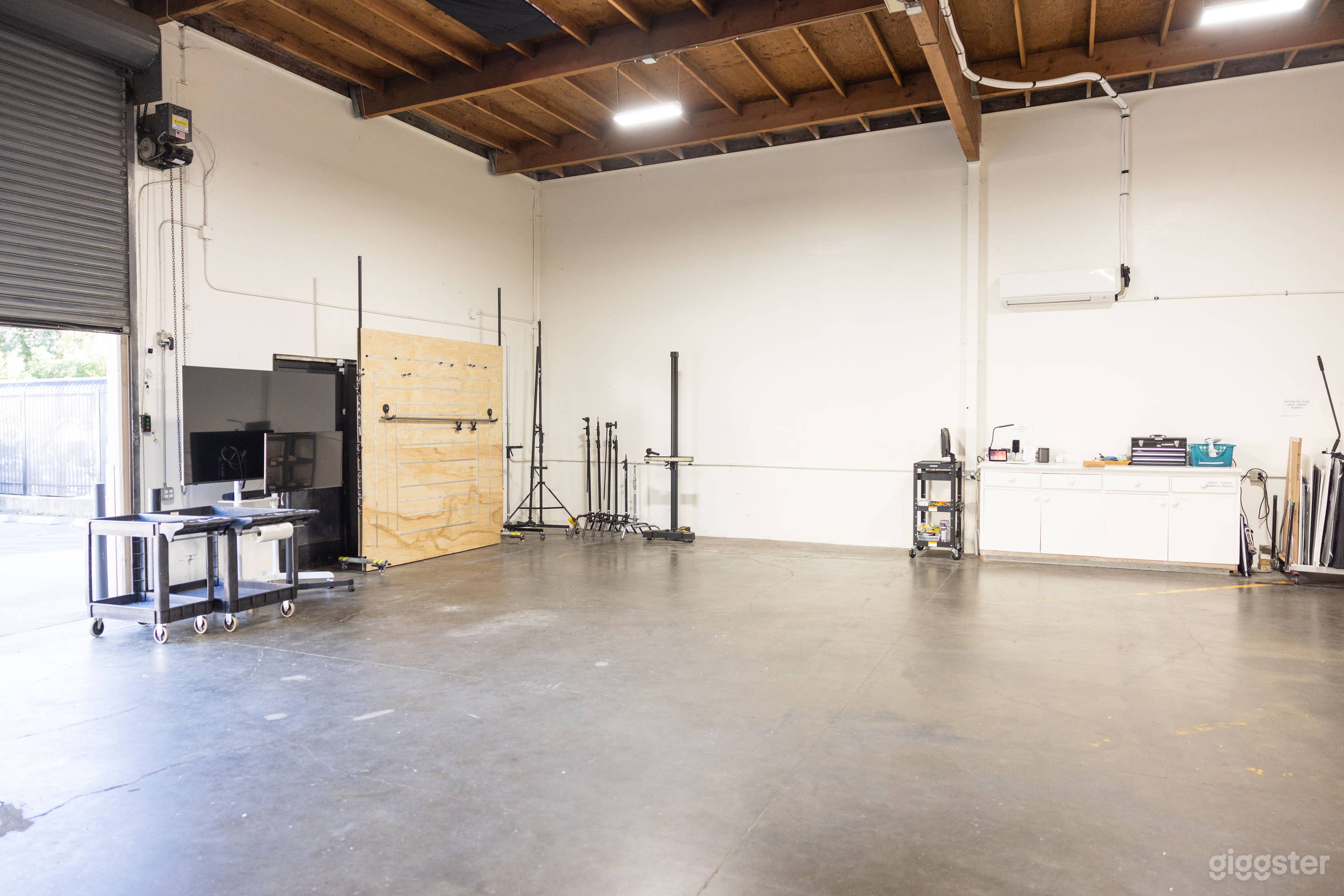 Shooting space, 8'x8' movable wall, gear, tether TVs, carts, stands