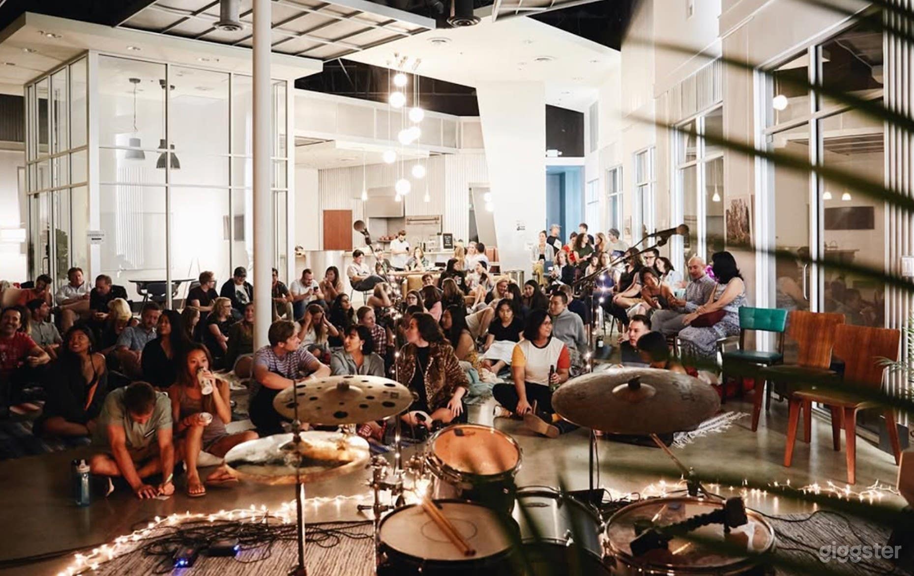 Spacious &amp; Cozy Private Event Space Photo 1