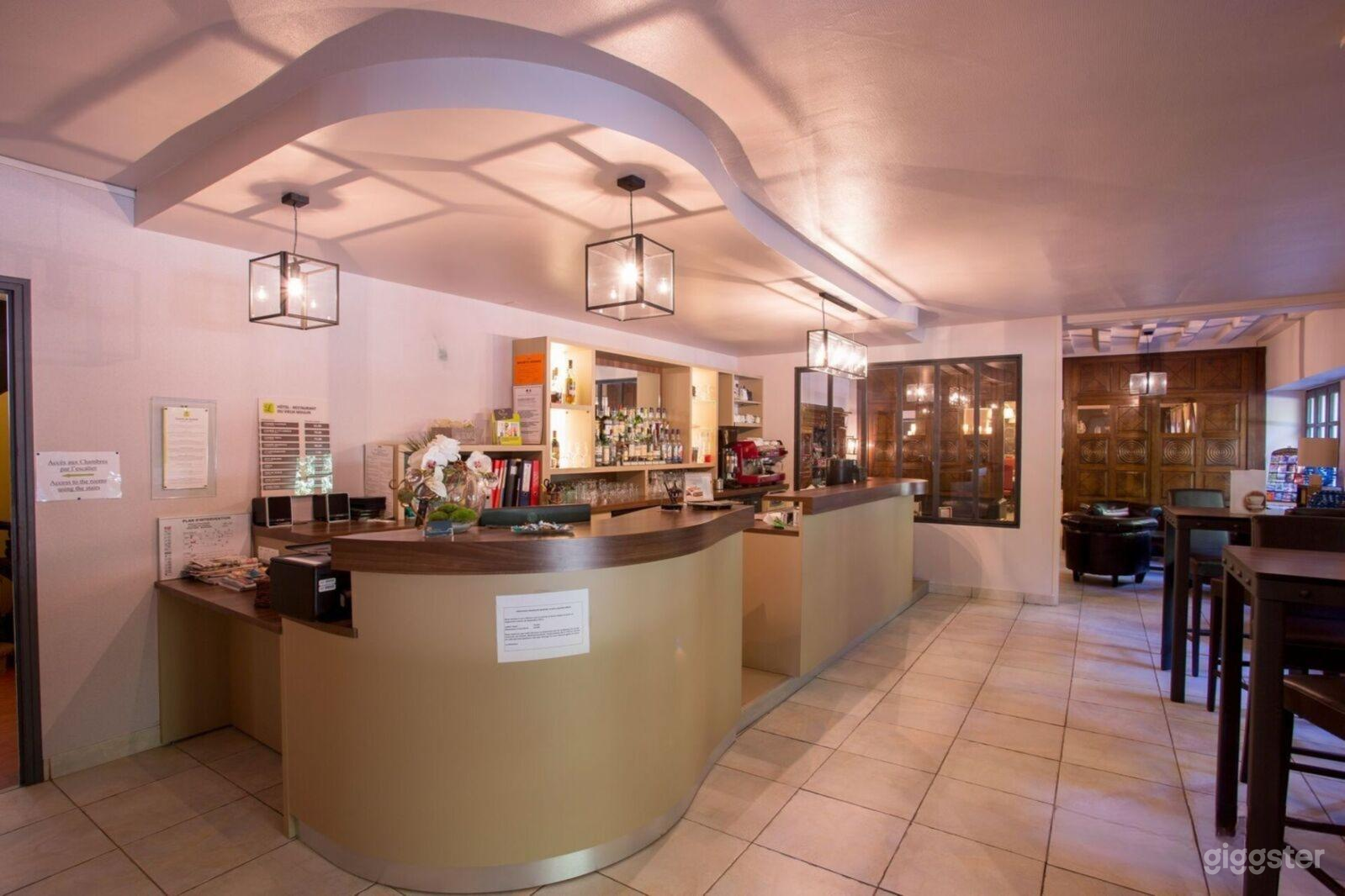 Photo de Charmant salon d’hôtel français avec des accents en bois 2