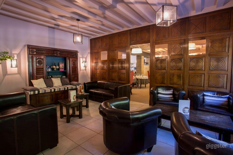 Charmant salon d’hôtel français avec des accents en bois 