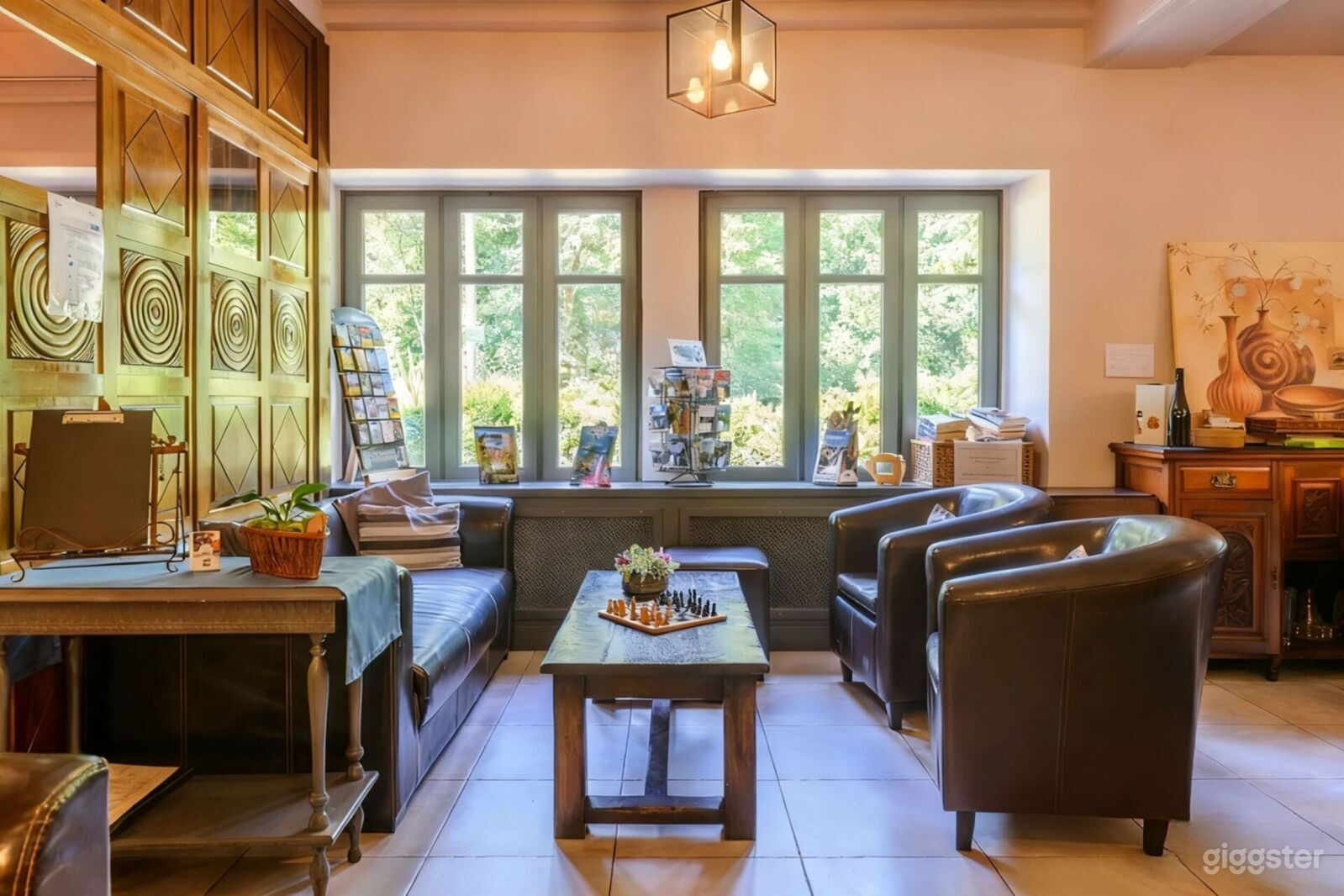 Photo de Charmant salon d’hôtel français avec des accents en bois 4