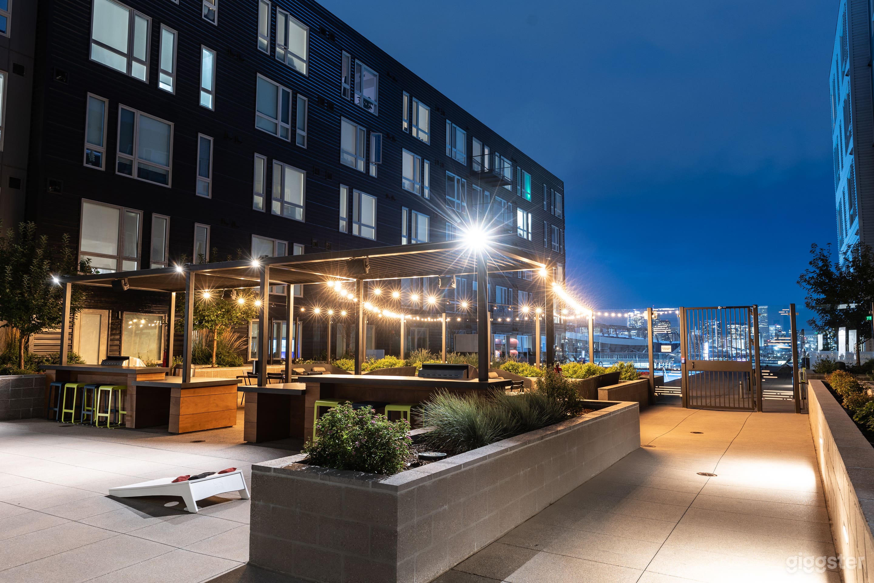 Fabulous Outdoor Lounge w/ Denver Skyline View Photo 2
