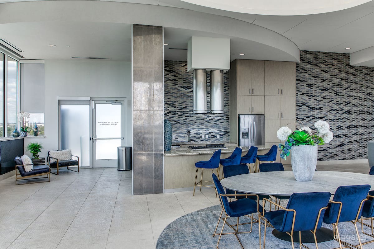 Incredible Sky Lounge w/ Dallas Views Photo 4