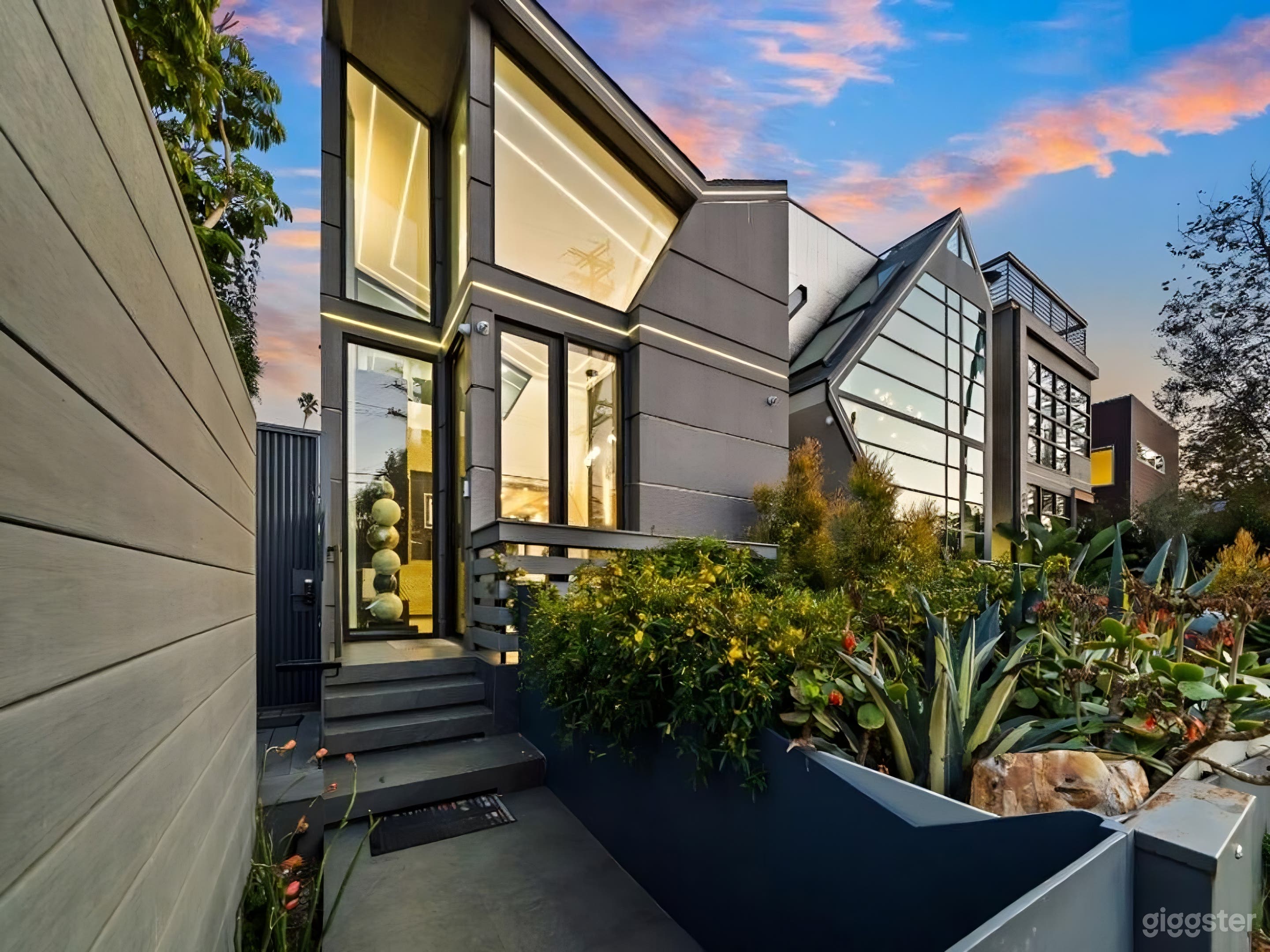 SUNSET VENICE CINEMATIC LUXE VILLA W/POOL Photo 3