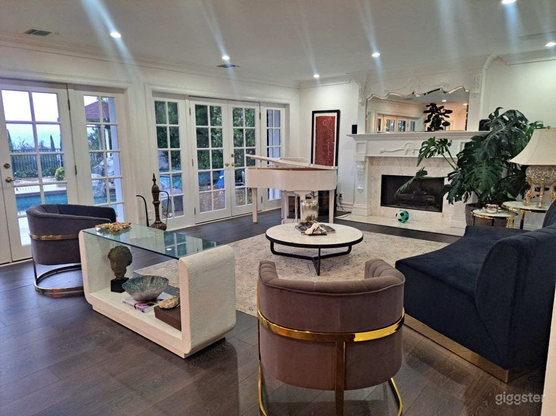 Architectural Masterpiece with City Views Photo 2