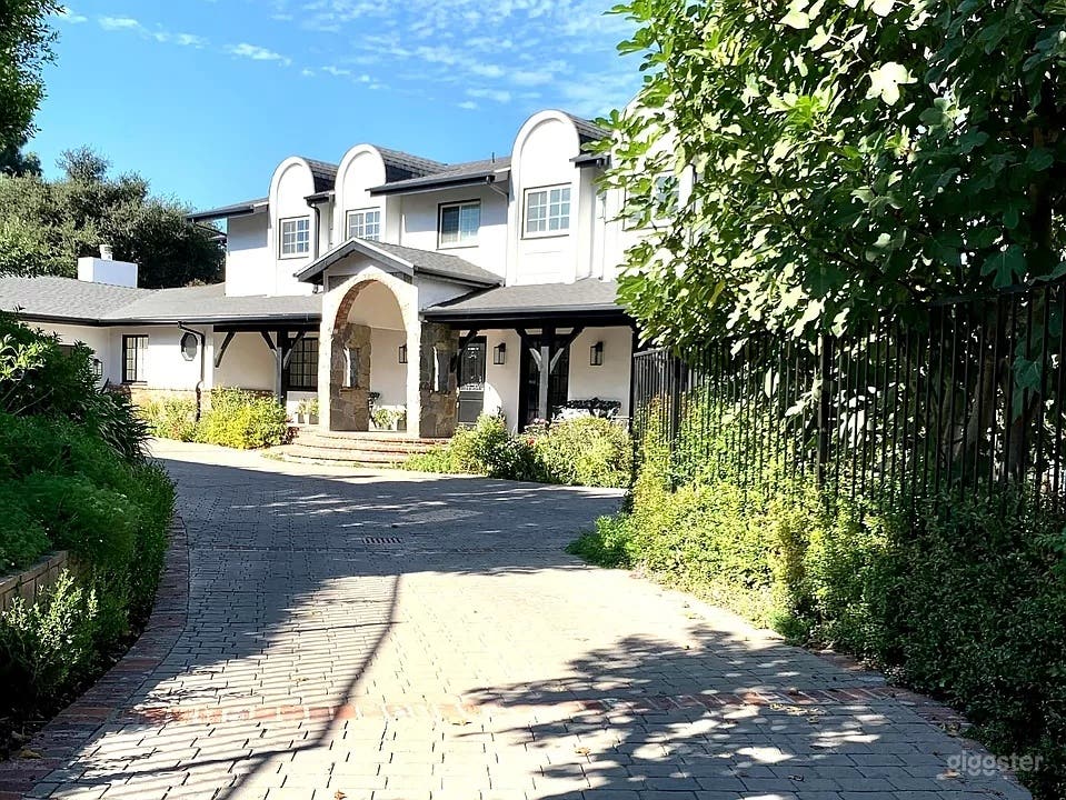 Architectural Masterpiece with City Views Photo 1